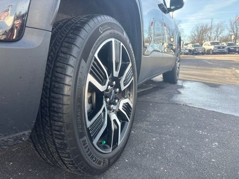 Used 2021 GMC Acadia SLT w/ Elevation Edition image 5