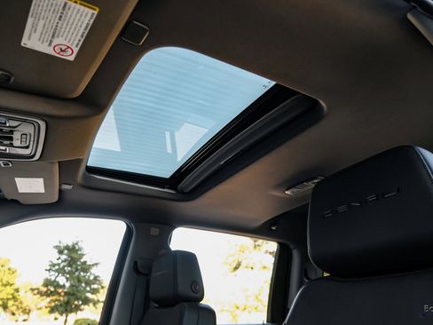 Used 2022 GMC Sierra 3500 Denali w/ Technology Package image 37