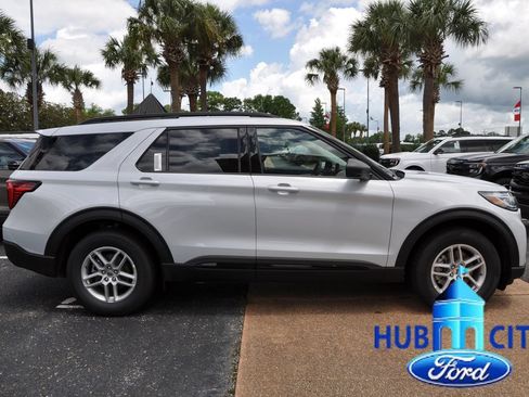 New 2026 Ford Explorer Active RWD image 6