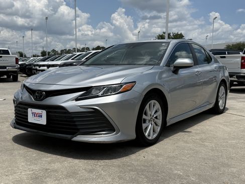 Used 2022 Toyota Camry LE FWD image 9