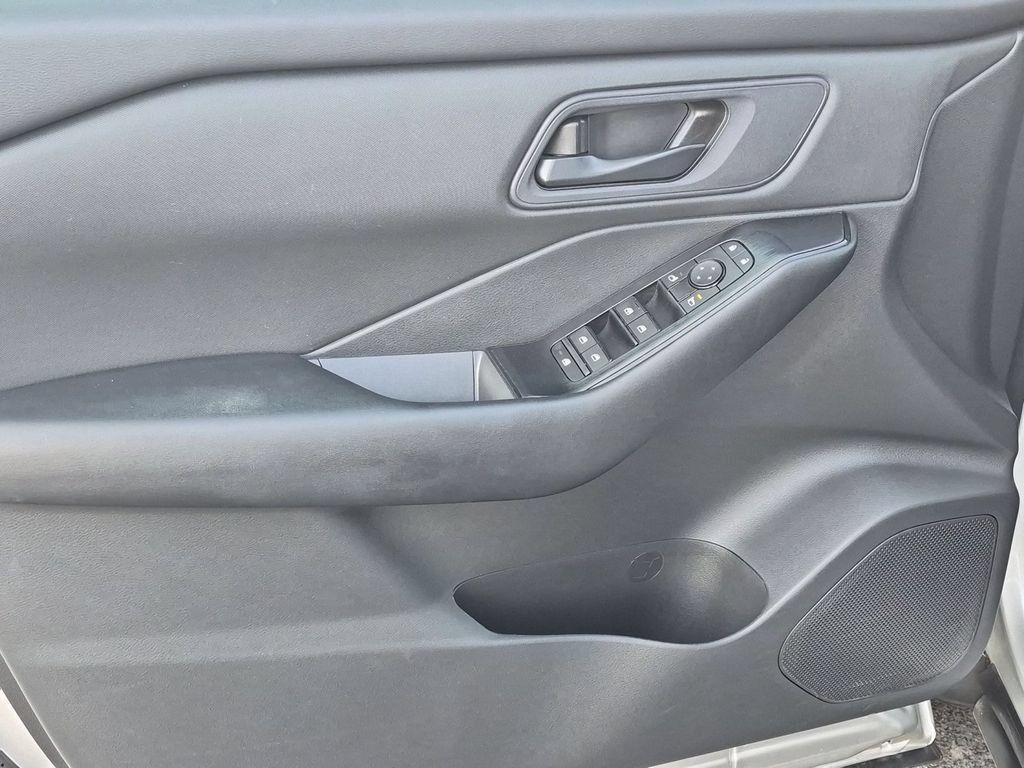 Used 2024 Nissan Rogue S AWD/4WD image 12