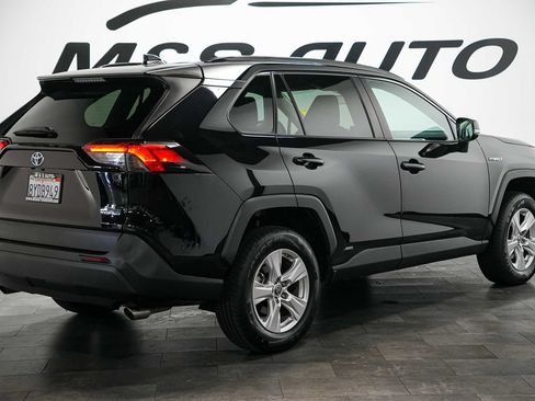 Used 2021 Toyota RAV4 LE AWD/4WD image 4
