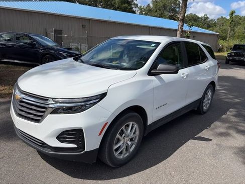 Used 2022 Chevrolet Equinox LS w/ LS Convenience Package AWD/4WD image 2