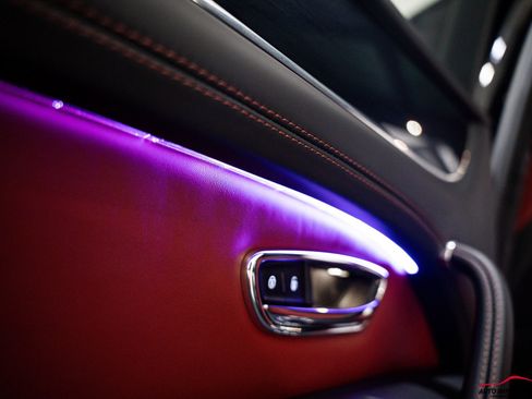 Used 2018 Bentley Bentayga image 59