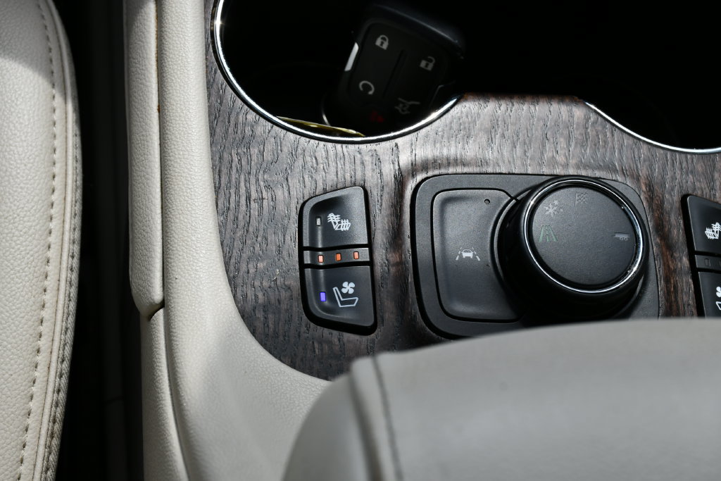 Used 2021 GMC Acadia Denali w/ Denali Technology Package FWD image 32