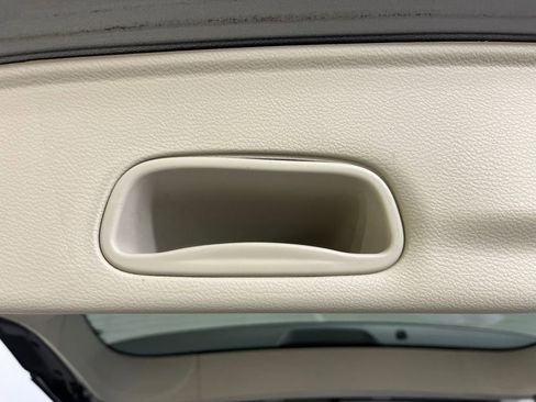 Used 2017 Chrysler Pacifica Touring-L image 10