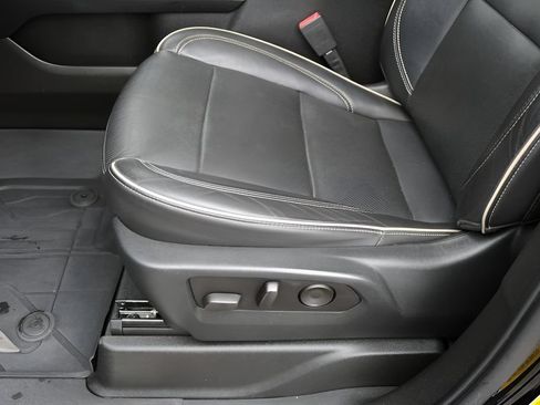 Used 2021 Chevrolet Suburban Premier w/ Premium Package RWD image 15