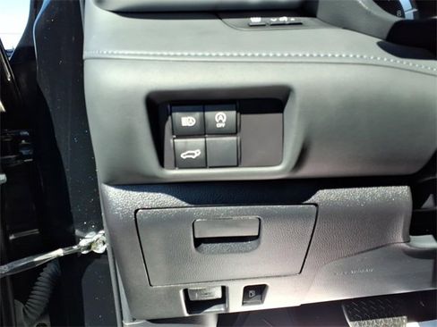 Used 2023 Toyota Highlander XLE image 19