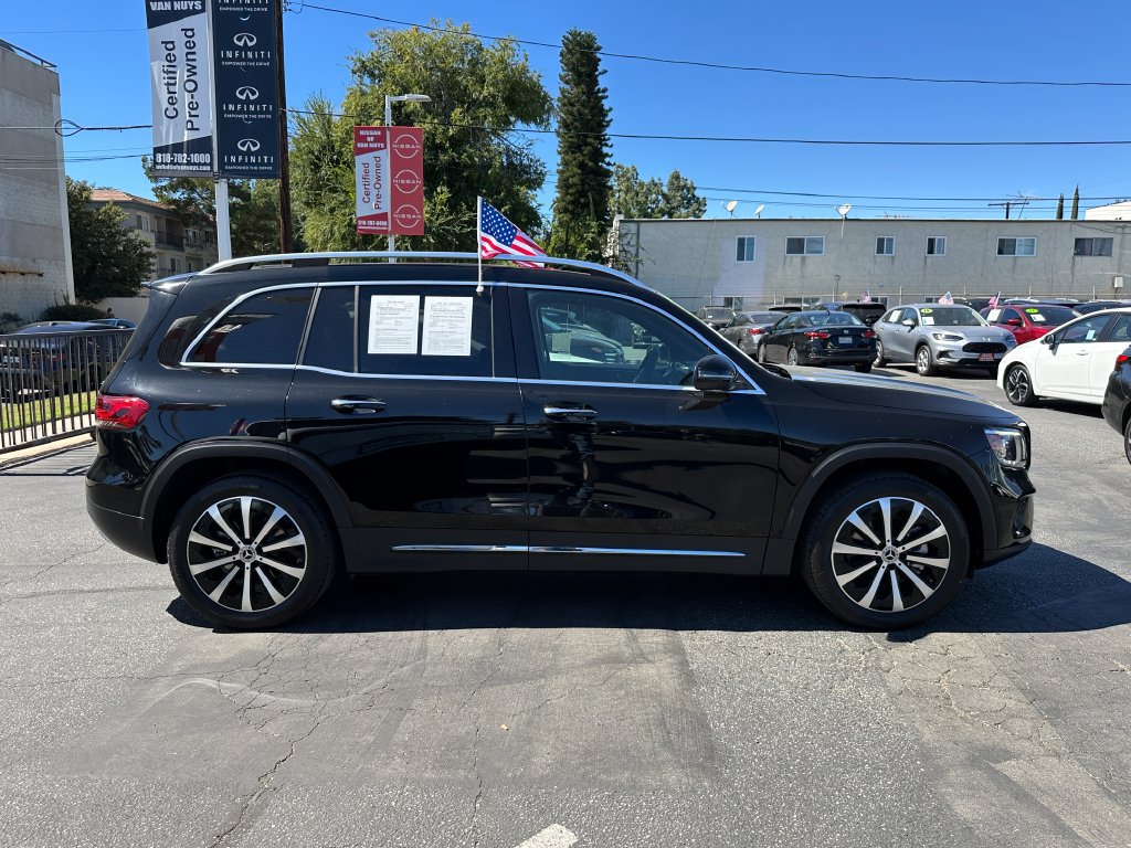 Used 2023 Mercedes-Benz GLB 250 4MATIC w/ Premium Package image 9