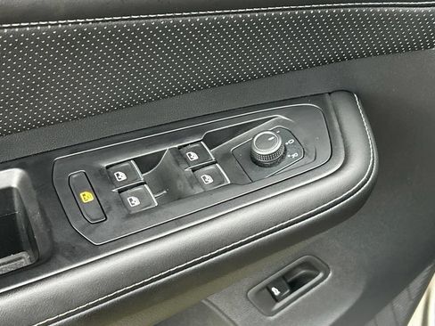 Used 2024 Volkswagen Atlas Cross Sport SE FWD image 19