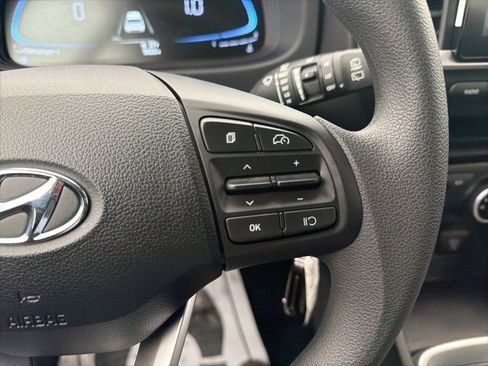 Certified 2025 Hyundai Venue SE image 18