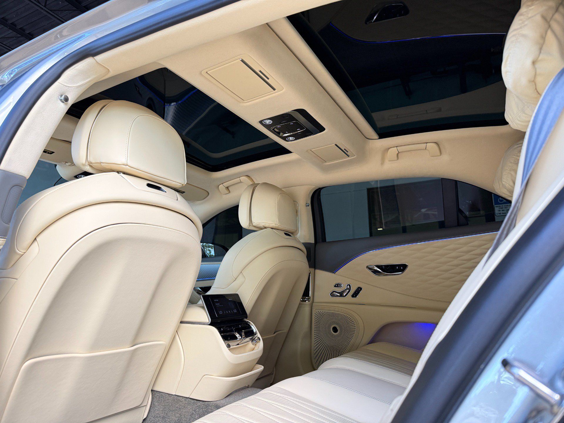 Used 2023 Bentley Flying Spur V8 AWD/4WD image 25