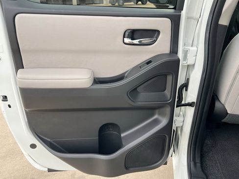 Certified 2025 Nissan Frontier SV image 18