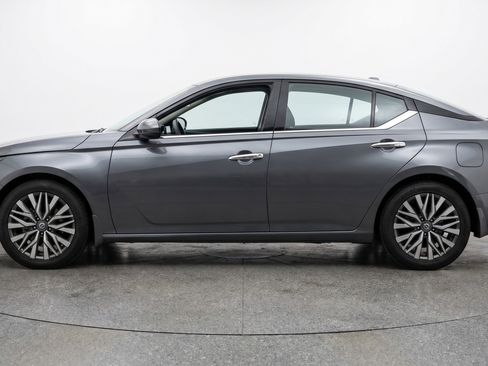 Used 2025 Nissan Altima 2.5 SV FWD image 5