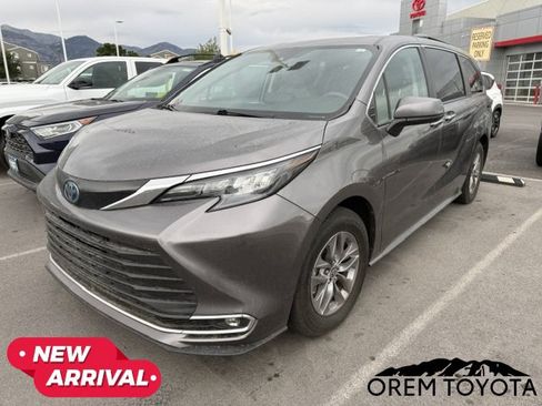 Used 2024 Toyota Sienna XLE FWD image 17