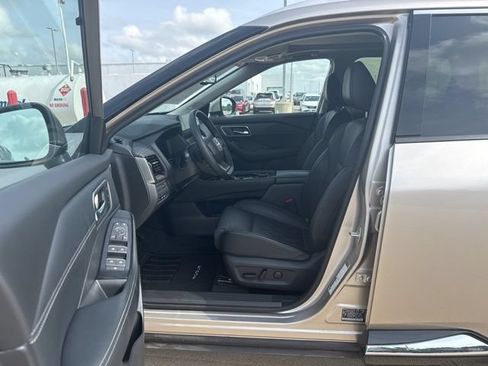 Used 2025 Nissan Rogue Platinum AWD/4WD image 19
