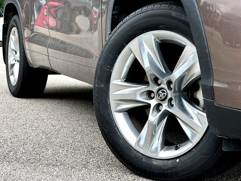 Used 2018 Toyota Highlander Limited FWD image 2