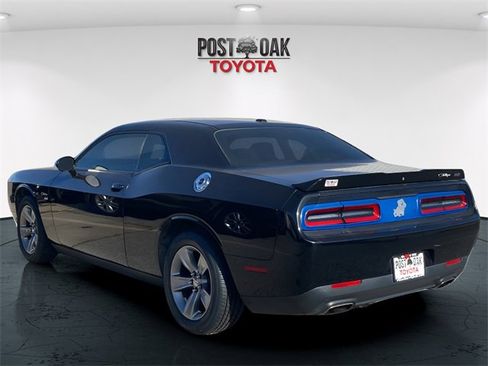 Used 2019 Dodge Challenger SXT image 5