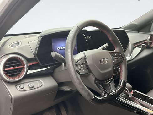 Used 2025 Chevrolet Trax RS FWD image 7