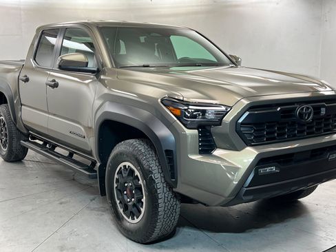 Used 2025 Toyota Tacoma TRD Off-Road AWD/4WD image 8