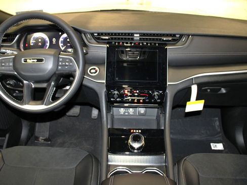 New 2025 Jeep Grand Cherokee Laredo image 9