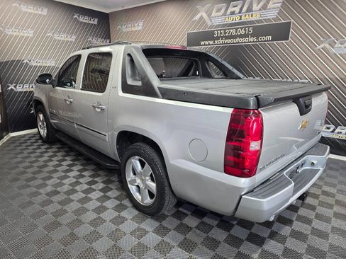 Used 2011 Chevrolet Avalanche LTZ image 8