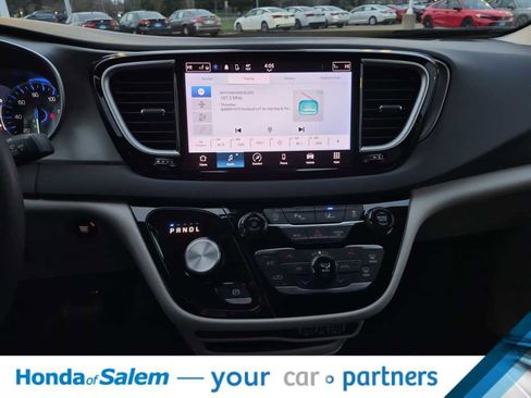 Used 2024 Chrysler Pacifica Touring-L image 16