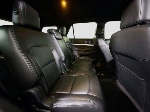 Used 2017 Ford Explorer XLT w/ Equipment Group 202A FWD image 31