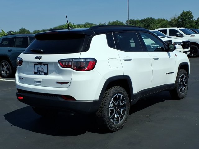 New 2026 Jeep Compass Trailhawk w/ Sun, Sound & Navigation Group AWD/4WD image 18