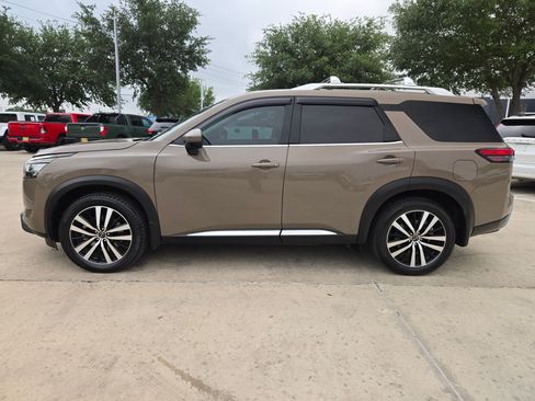 Certified 2024 Nissan Pathfinder Platinum FWD image 6