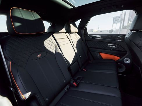 Used 2025 Bentley Bentayga image 44