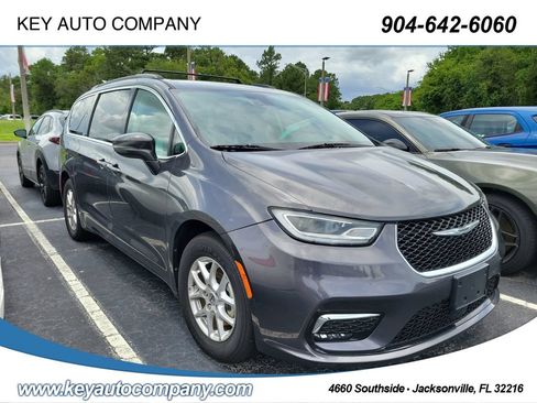Used 2022 Chrysler Pacifica Touring-L FWD image 1