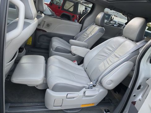 Used 2012 Toyota Sienna Limited w/ Premium Pkg FWD image 17