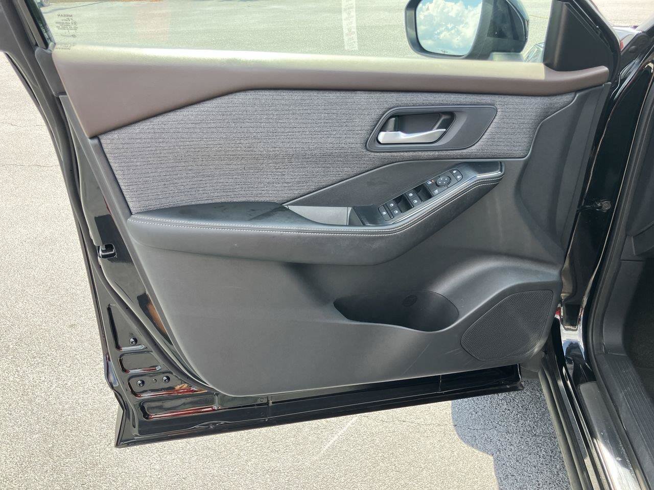 Used 2022 Nissan Rogue SV FWD image 13