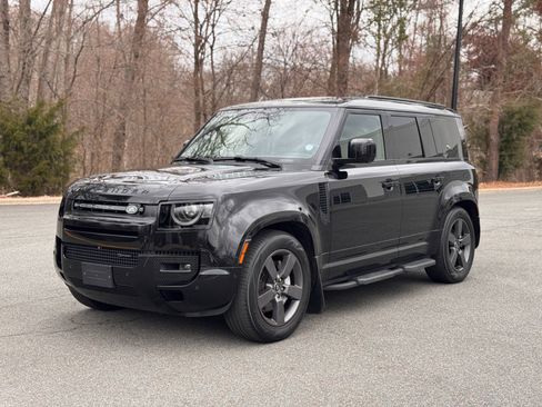 Used 2023 Land Rover Defender 110 X-Dynamic SE image 4
