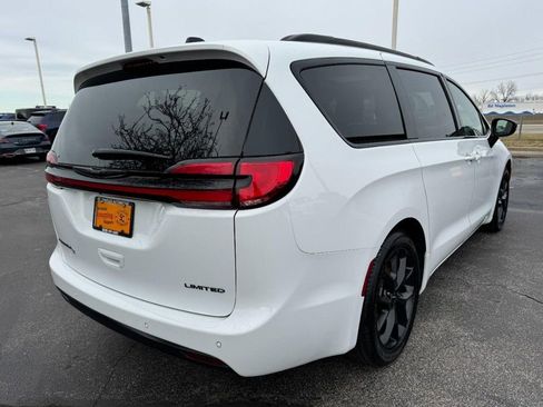 Used 2025 Chrysler Pacifica Limited FWD image 3