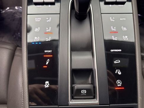 Used 2024 Porsche Macan w/ Premium Plus Package image 16