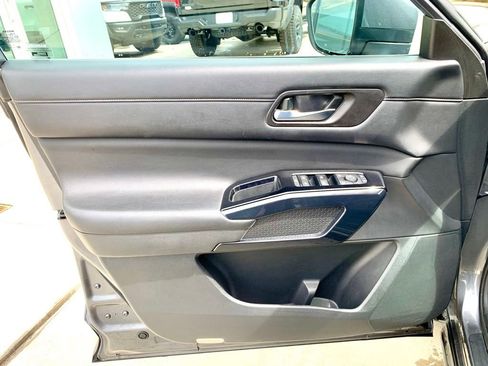 Used 2022 Nissan Pathfinder SV FWD image 10