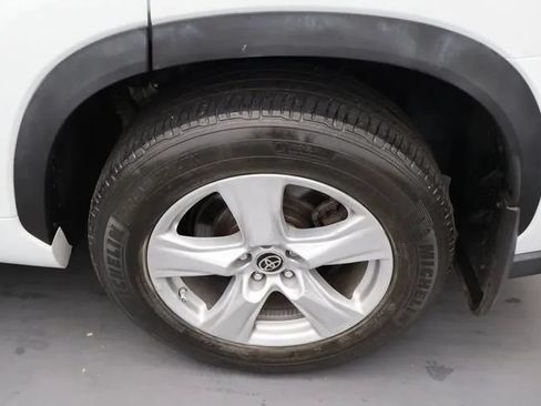 Used 2022 Toyota Highlander LE AWD/4WD image 37