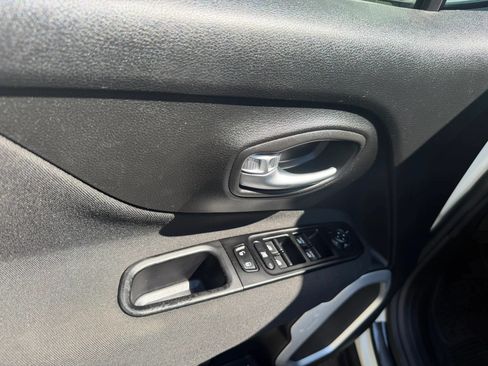 Used 2021 Jeep Renegade Latitude FWD image 27