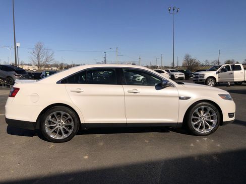 Used 2018 Ford Taurus Limited image 6
