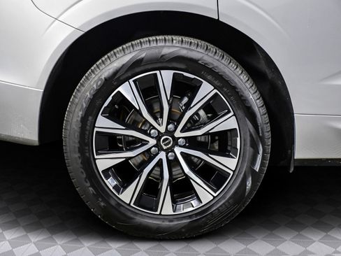 Used 2025 Volvo XC60 B5 Plus image 29