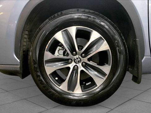 Used 2022 Toyota Highlander XLE AWD/4WD image 11