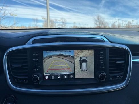 Used 2019 Kia Sorento SX image 31