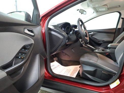 Used 2014 Ford Focus SE w/ SE Winter Package image 9