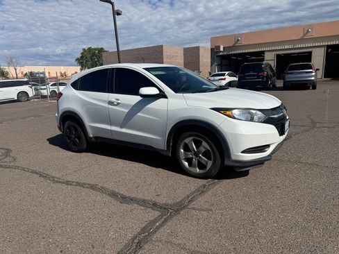 Used 2017 Honda HR-V LX image 2