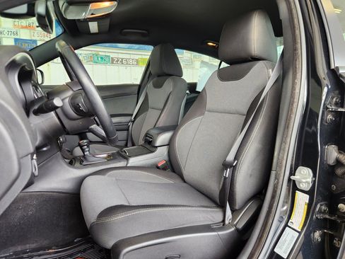 Used 2016 Dodge Charger SE w/ Blacktop Package image 4