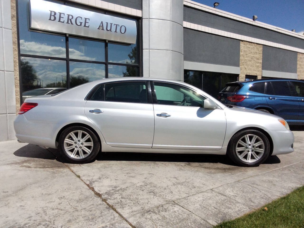 Used 2010 Toyota Avalon Limited FWD image 6