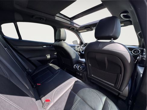 Used 2022 Alfa Romeo Stelvio Ti image 19