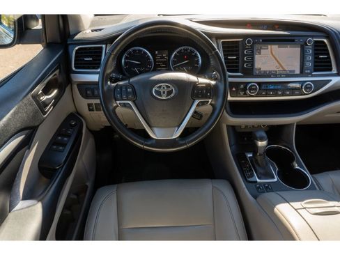 Used 2019 Toyota Highlander XLE image 21